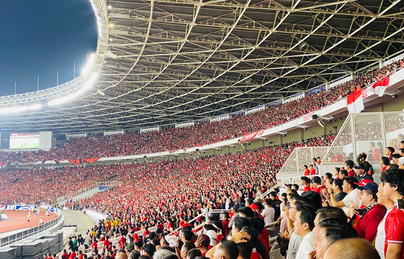 Estádio de futebol lotado durante uma partida