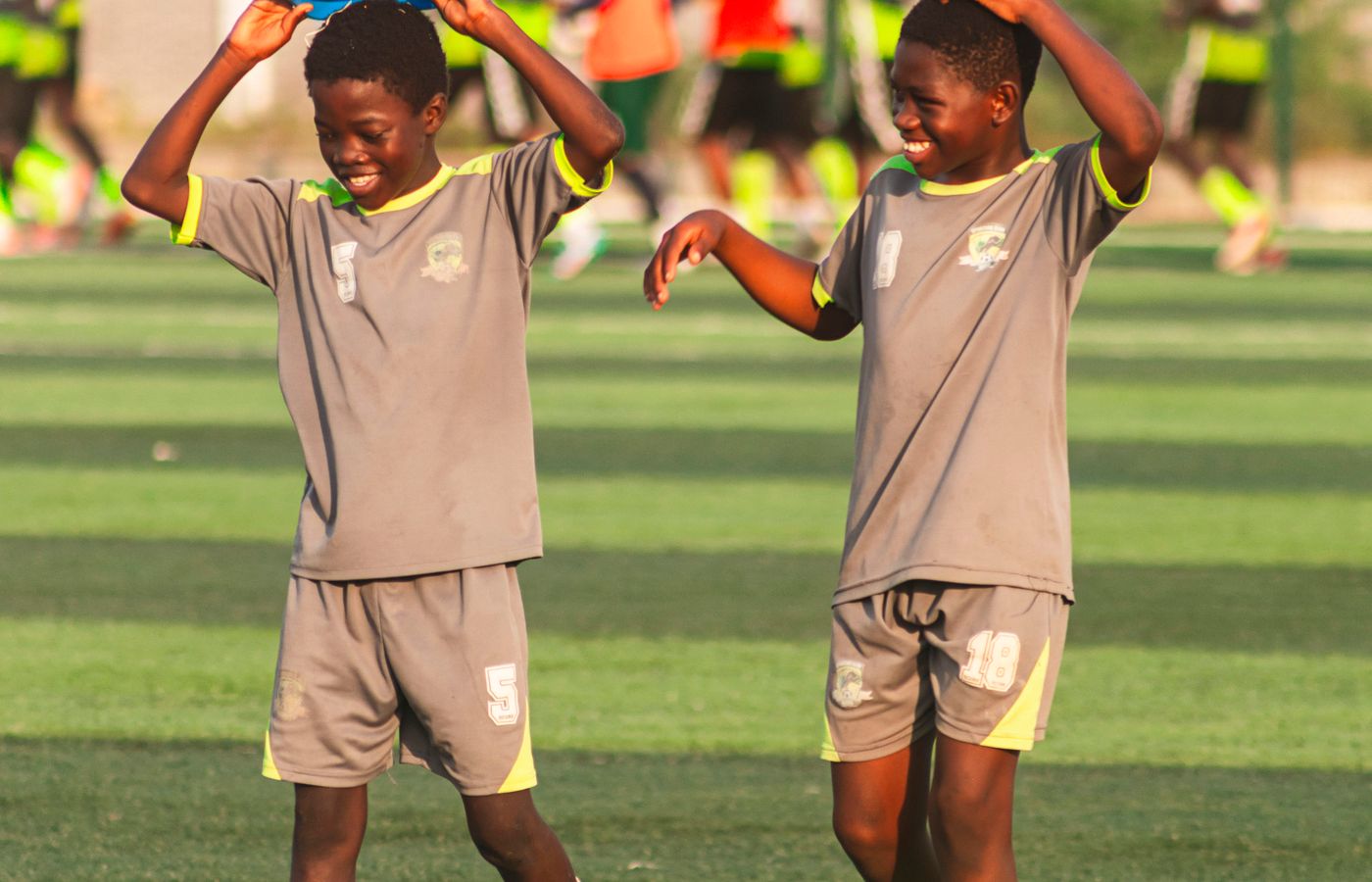 Jovens atletas durante um treinamento de futebol